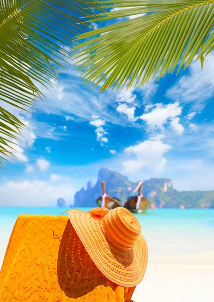 Straw hat on sunbed — Stock Photo, Image