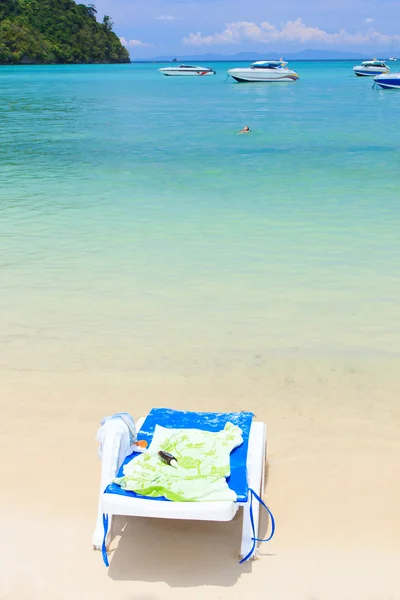 Sunbeds on the island of Koh Phi Phi — Stock Photo, Image