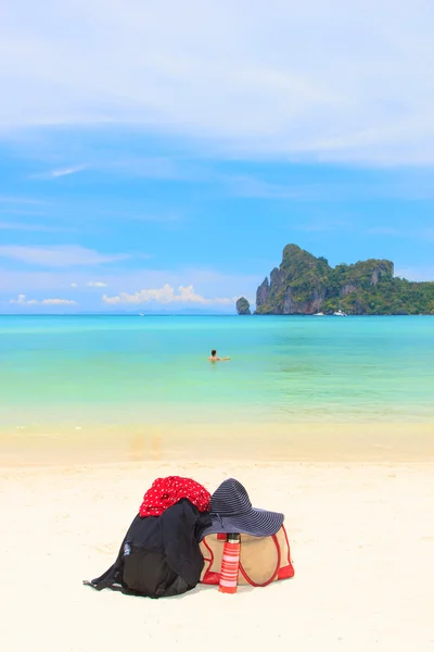 Ingranaggi da spiaggia sull'isola di Koh Phi Phi durante il giorno — Foto Stock