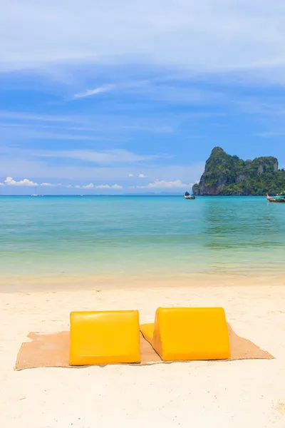 Leżaki na wyspie koh phi phi — Zdjęcie stockowe
