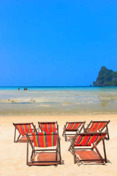 Leżaki na wyspie koh phi phi — Zdjęcie stockowe