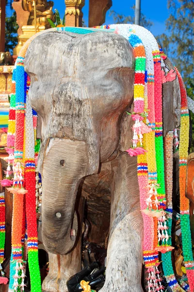 Drewniane słoń w świątyni — Zdjęcie stockowe