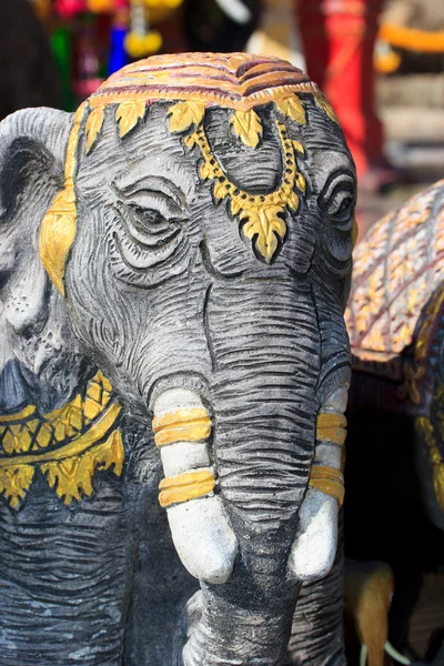 Trä elefant i templet — Stockfoto