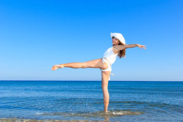 Mulher na praia — Fotografia de Stock