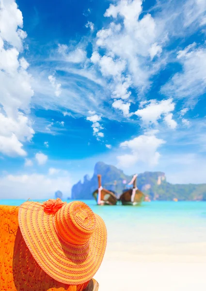 Straw hat on sunbed on Koh Phi Phi Island — Stock Photo, Image