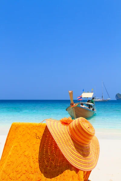 Straw hat on sunbed on the beach — Stock Photo, Image