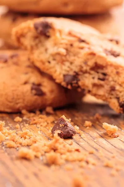 Galletas con chocolate en mesa de madera — Foto de Stock