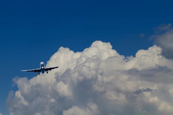 Airplane in the sky — Stock Photo, Image