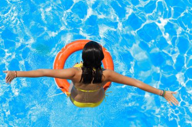 Yüzme havuzunda şamandıra atlama