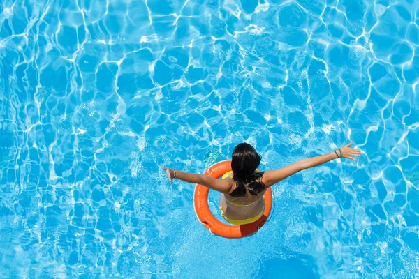 Sauter dans la bouée à la piscine — Photo