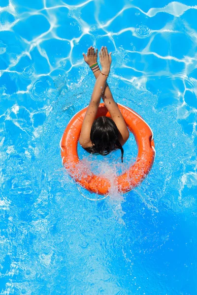 Pulando na bóia na piscina — Fotografia de Stock