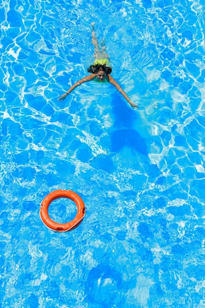 Skönhet avkopplande i poolen — Stockfoto