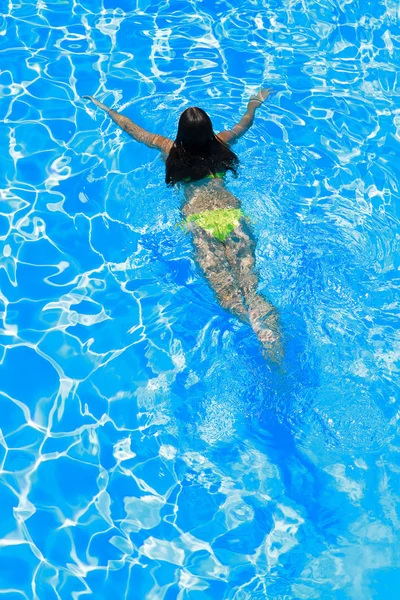 Femme nageant dans la piscine — Photo