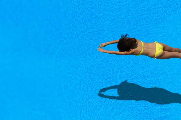 女孩在游泳池跳水 — 图库照片