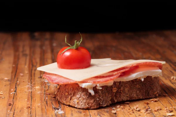 Salami, kaas en tomaten — Stockfoto