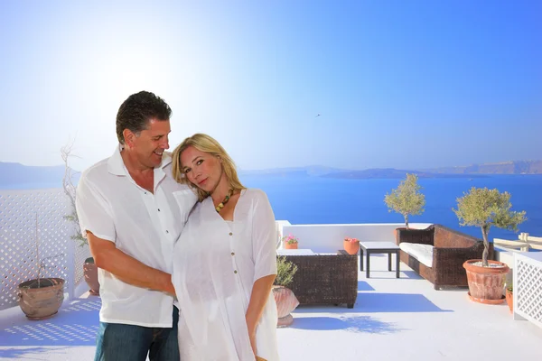 Paar genieten van de huwelijksreis in santorini — Stockfoto