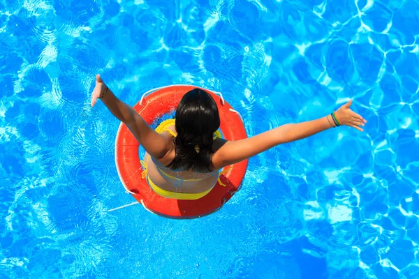 Nő, női fürdőruha úszás a medencében — Stock Fotó