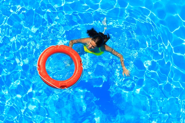 Femme avec maillot de bain piscine — Photo