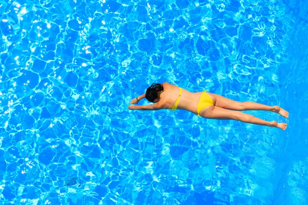 Frau mit Badeanzug schwimmt im Pool — Stockfoto