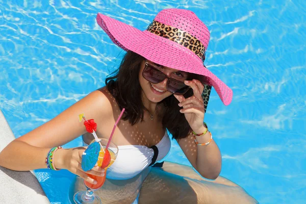 Mujer morena bonita en una piscina — Foto de Stock