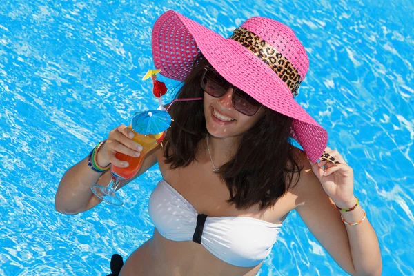 Jolie femme brune dans une piscine — Photo