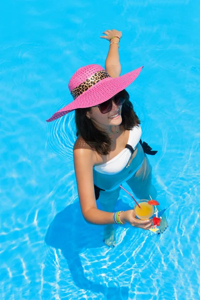 Mujer joven en la piscina Imagen de archivo
