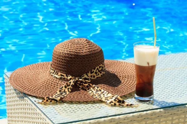 Ijs koffie fredo tegen blauwe heldere water van het zwembad — Stockfoto