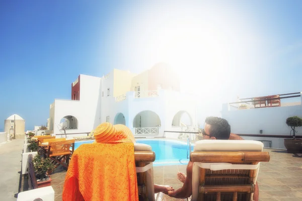 Couple enjoying the honeymoon in Santorini — Stok fotoğraf