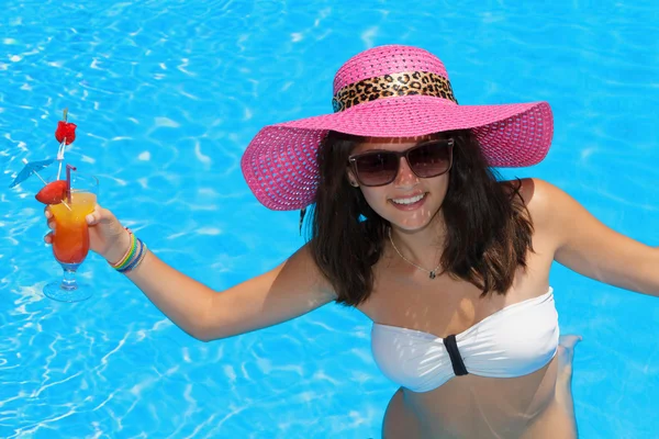 Jovem mulher na piscina — Fotografia de Stock