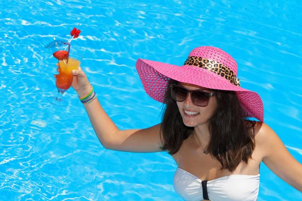 Jovem mulher na piscina — Fotografia de Stock