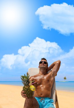 genç adam sahilde rahatlatıcı