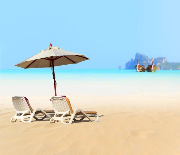 Sun beach chairs on shore near sea — Stock Photo, Image