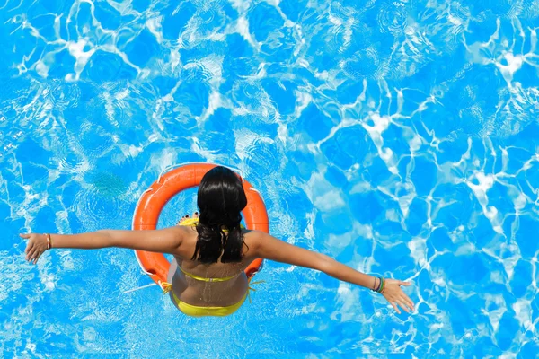 Sauter dans la bouée à la piscine — Photo