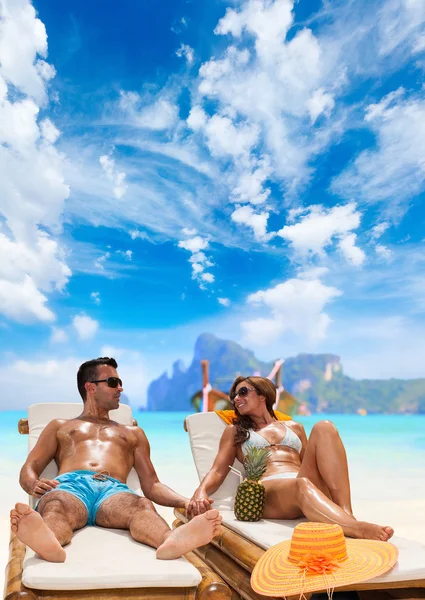 Jovem casal na praia — Fotografia de Stock