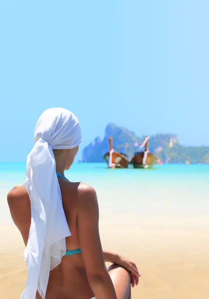 Vacker kvinna på stranden. — Stockfoto