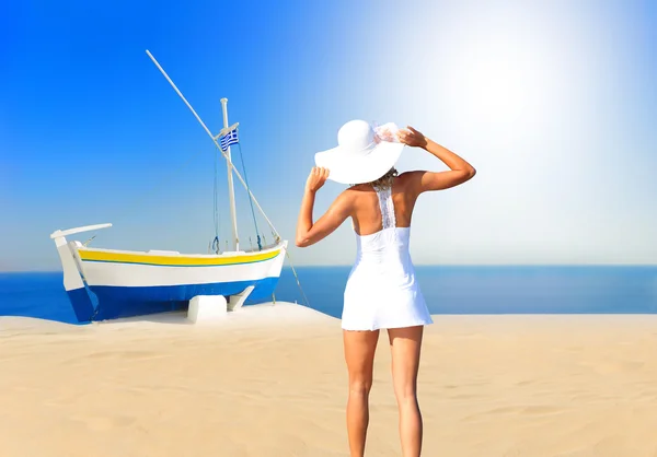 Vrouw op het strand — Stockfoto