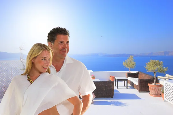 Couple enjoying the honeymoon in Santorini — Stok fotoğraf