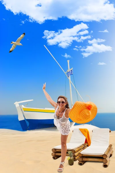 Mulher na praia — Fotografia de Stock