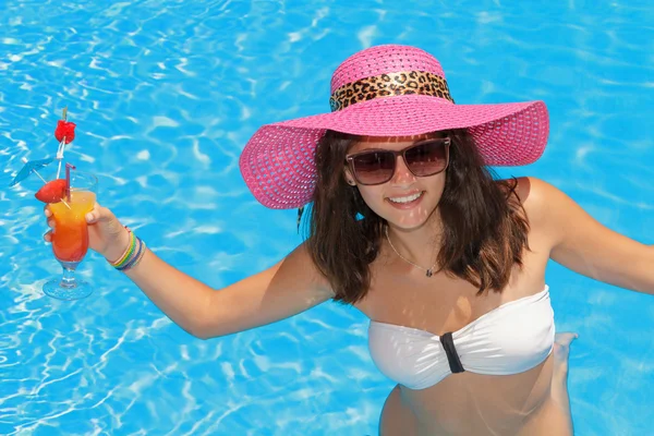 Jovem mulher na piscina — Fotografia de Stock