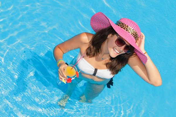 Jovem mulher na piscina — Fotografia de Stock