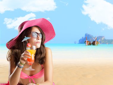 Sahilde güzel bir kadın.