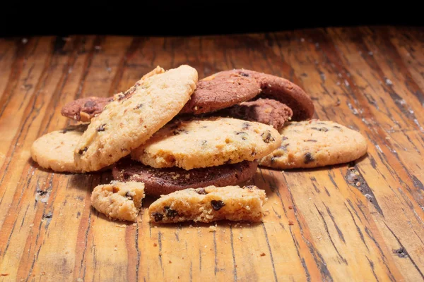 Biscuits au chocolat sur une planche de bois — Photo