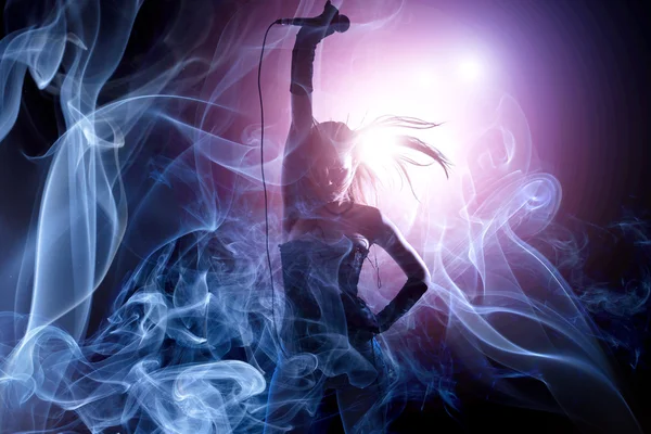 bir mikrofon tutan kadın şarkıcı