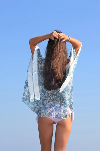 Attraktiv pige på stranden - Stock-foto