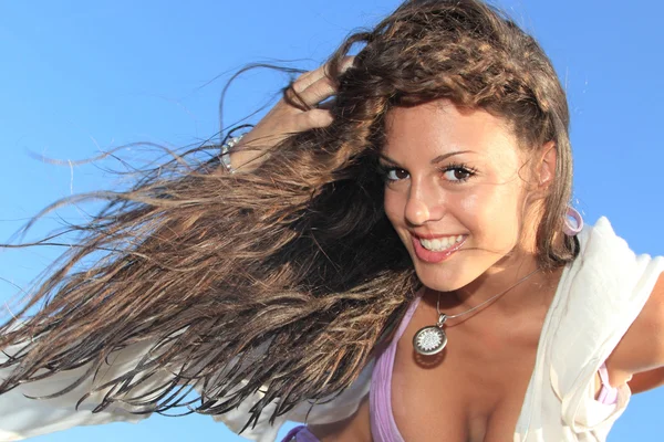 Chica atractiva en la playa — Foto de Stock