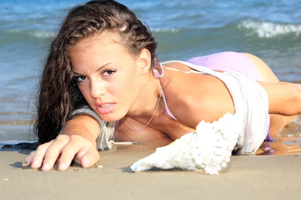 Foto einer schönen Frau am Strand — Stockfoto