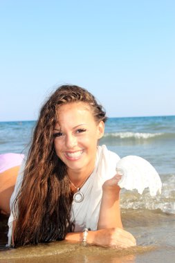 Sahilde güzel bir kadın fotoğrafı