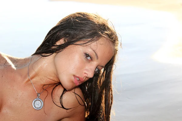 Vrouw poserend op het strand — Stockfoto