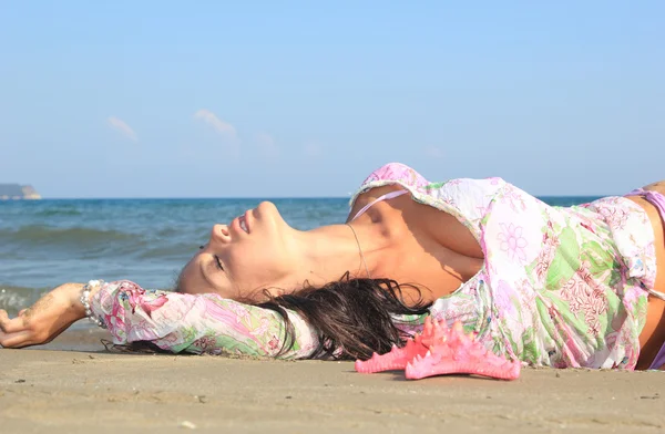 Mujer relajándose en la playa —  Fotos de Stock
