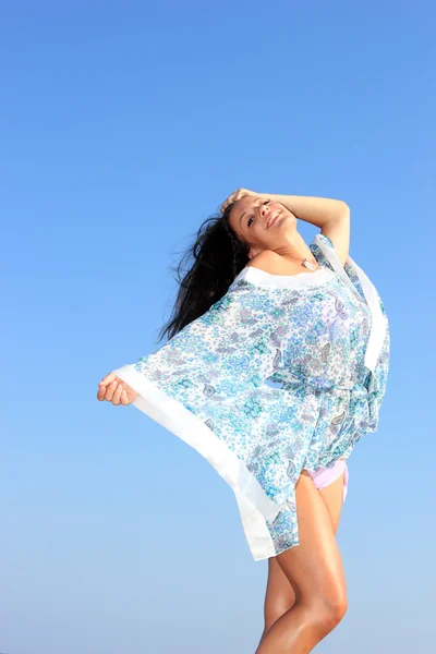 Femme sur la plage — Photo